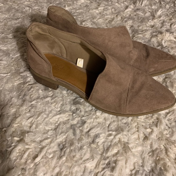 Universal Thread Shoes - Picture 3 of 4